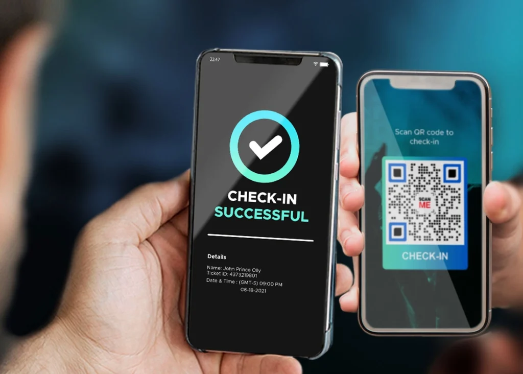 Hai điện thoại hiển thị quét mã QR và thông báo check-in thành công