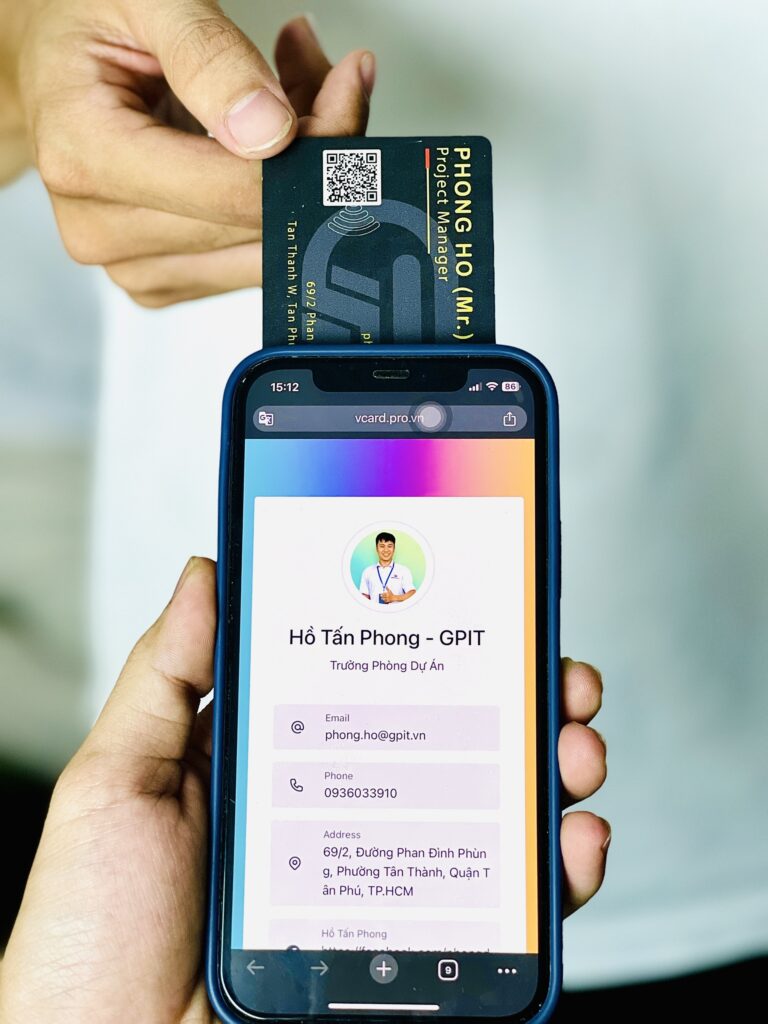 Chạm thẻ NFC vào điện thoại để mở danh thiếp điện tử